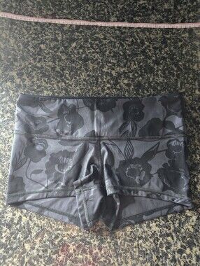 lululemon athletica Black and Gray Floral Athletic Shorts Size 6